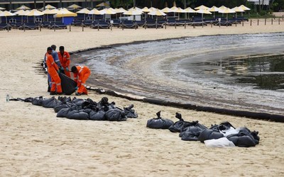 Singapore đóng cửa hàng loạt bãi biển sau sự cố tràn dầu