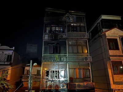 Cháy nhà trong đêm ở Hà Nội, cứu một người mắc kẹt