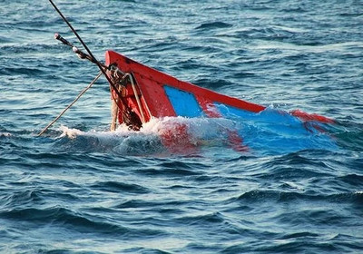 Cà Mau: Kịp thời cứu 5 ngư dân trên tàu cá bị sóng đánh chìm