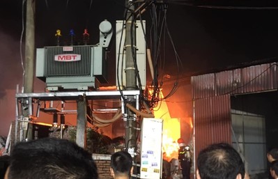 Bắc Ninh: Cháy xưởng giấy ở làng nghề Phong Khê