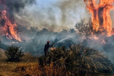 Hy Lạp: 13 người bị bắt sau khi bắn pháo hoa gây cháy rừng