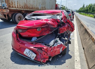 Tai nạn liên hoàn giữa 4 ô tô trên xa lộ Hà Nội