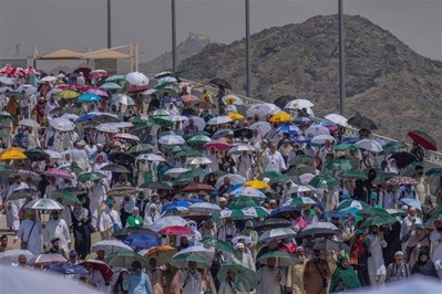 Hé lộ thế giới ngầm tổ chức tour trái phép tới Mecca sau khi 1.300 người bỏ mạng