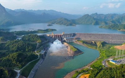 Đóng 1 cửa xả đáy hồ thủy điện Tuyên Quang