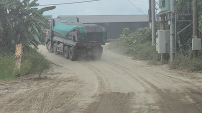 Hà Nội: Người dân bất an vì đoàn xe tải chở cát tung hoành ngày đêm, gây ô nhiễm môi trường