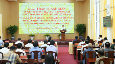 Chủ tịch Quốc hội Trần Thanh Mẫn tặng quà gia đình chính sách, người có công ở Cần Thơ