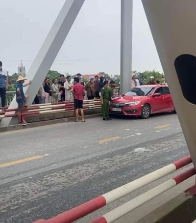 Tài xế bỏ ô tô giữa cầu Phong Châu, nghi nhảy xuống sông Hồng
