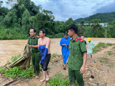 Bộ trưởng Bộ Công an Lương Tam Quang gửi thư khen công an cứu dân giữa dòng nước lũ