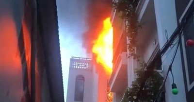 Hà Nội: Lửa bốc cháy từ ngôi nhà 5 tầng tại huyện Thanh Trì