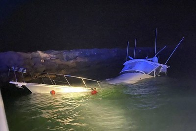 Mỹ: Tàu du lịch đụng vào cầu tàu ở California, 11 người thương vong