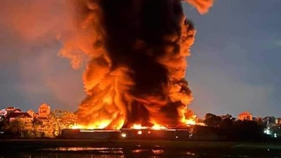 Cháy lớn tại xưởng bao bì rộng 3.000m2 ở Vĩnh Phúc