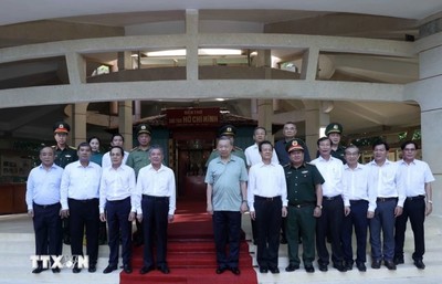Chủ tịch nước Tô Lâm dâng hương tưởng nhớ Bác Hồ tại Trà Vinh