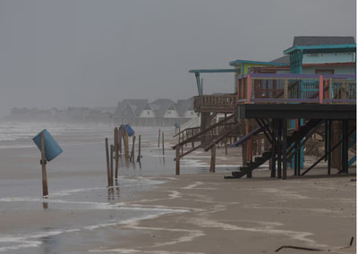 Mỹ: Bão Beryl đổ bộ bang Taxas gây sóng mạnh nguy hiểm ven biển