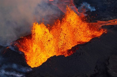 Ecuador: Núi lửa Sangay phun trào dữ dội kèm những tiếng nổ lớn