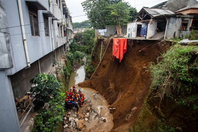 Lở đất tại Indonesia: 95 người sống sót, 27 người vẫn mất tích