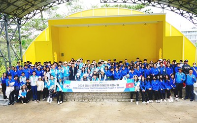 Học sinh Việt Nam - Hàn Quốc trồng cây tại khuôn viên Trường Đại học Đà Lạt