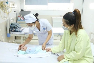 Hải Phòng: Nữ điều dưỡng cấp cứu bé 7 ngày tuổi sặc sữa, ngừng thở