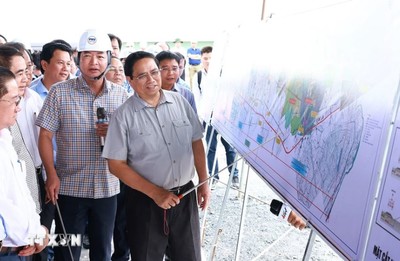 Thủ tướng Phạm Minh Chính kiểm tra tuyến cao tốc tại Đồng bằng sông Cửu Long