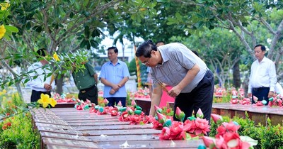 Thủ tướng dâng hương tưởng nhớ Chủ tịch Hồ Chí Minh và các anh hùng, liệt sĩ