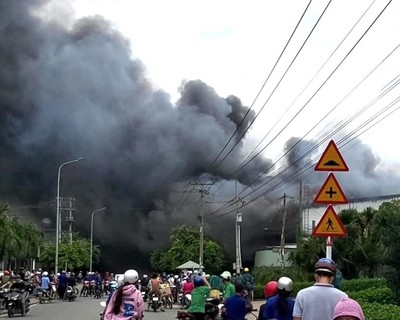 Cháy xưởng gỗ rộng 3.000 m2 ở Tân Uyên, Bình Dương