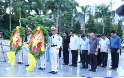 Phó Chủ tịch Quốc hội Trần Quang Phương thăm, tặng quà các gia đình chính sách tại Bình Định