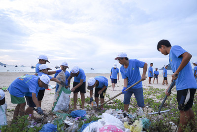 Khánh Hoà: Nhóm “Môi trường xanh” chung tay làm sạch bãi biển Đại Lãnh