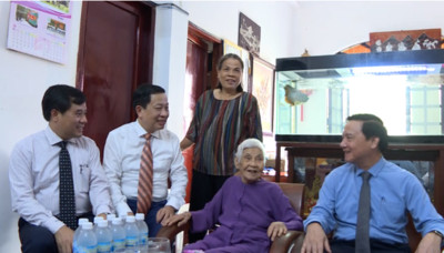 Phó Chủ tịch Quốc hội Nguyễn Khắc Định viếng nghĩa trang, thăm hỏi gia đình có công tại Khánh Hòa