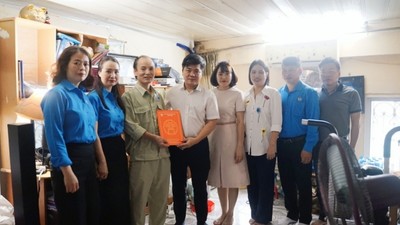 Công nhân thoát nước Hà Nội nhận hỗ trợ Mái ấm Công đoàn
