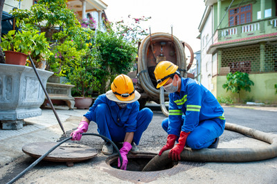 Một ngày chui cống nạo vét bùn