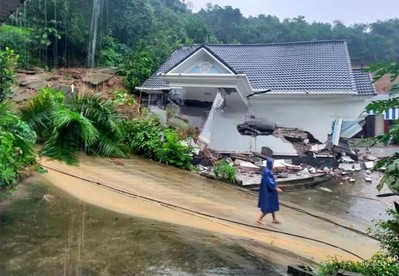 Hà Nội: Mưa lớn gây sập nhà, 7 người thoát chết