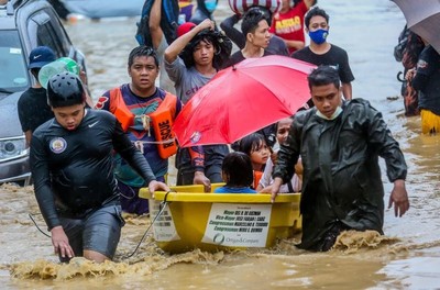 Philippines: Đường phố vùng thủ đô Manila và nhiều khu vực bị tê liệt do lũ lụt