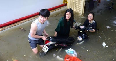 60 xe máy dưới hầm chung cư mini ở Hà Nội chìm trong "biển" nước