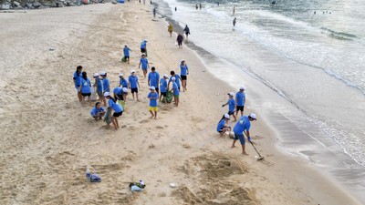 Khánh Hoà: Nhóm học sinh "Môi trường xanh" thu gom rác thải dọc bờ biển Đại Lãnh