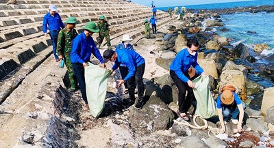 Quảng Trị: Thanh niên thị trấn Cửa Việt xung kích bảo vệ môi trường biển