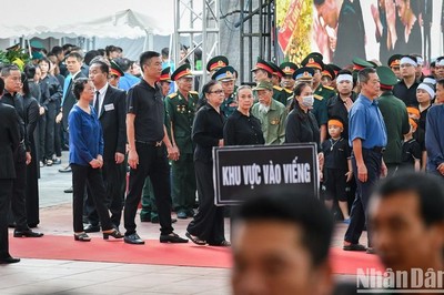 Nhân dân xếp hàng dài viếng Tổng Bí thư Nguyễn Phú Trọng ở quê hương Lại Đà