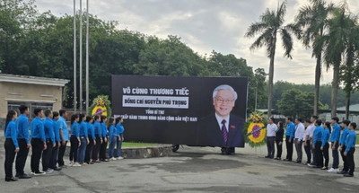 Công nhân Bình Dương mặc niệm tưởng nhớ Tổng Bí thư Nguyễn Phú Trọng.