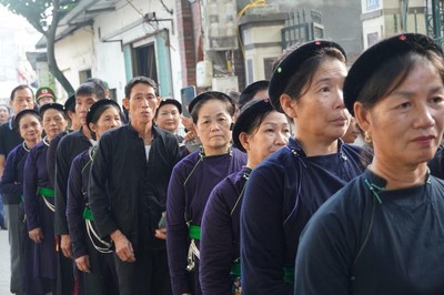 Đoàn bà con dân tộc Tày vượt 300km xuyên đêm về viếng Tổng Bí thư Nguyễn Phú Trọng