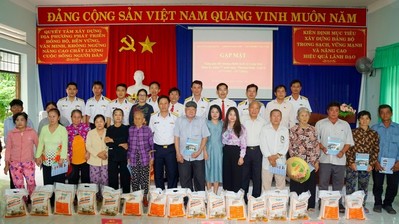 Tạp chí Biển Việt Nam trao tặng quà gia đình chính sách