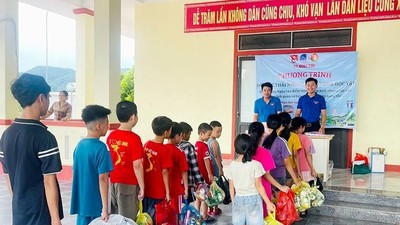 Hà Tĩnh: Học sinh đổi rác lấy đồ dùng học tập, cây xanh tại huyện Thạch Hà