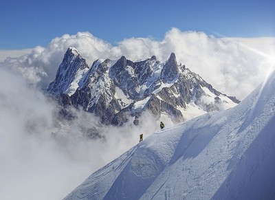 Pháp: Lở băng trên dãy Alps gây thương vong, nhiều người mắc kẹt