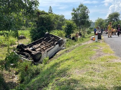 Gia Lai: Xe khách bị lật trên quốc lộ 25, khiến 1 hành khách tử vong