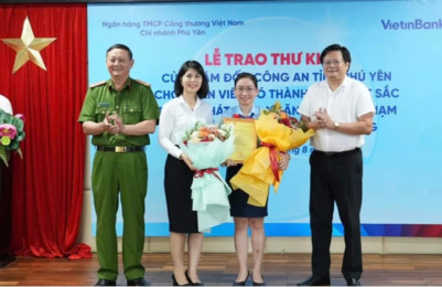 Trao thưởng cho nữ giao dịch viên giúp người phụ nữ tránh bị lừa đảo