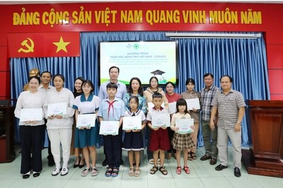 Cty Môi trường đô thị TP.HCM trao hơn 100 triệu đồng học bổng cho con em công nhân môi trường