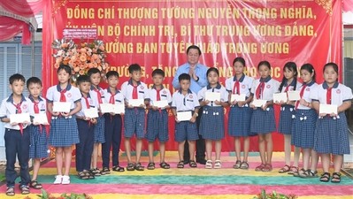 Trưởng Ban Tuyên giáo Trung ương Nguyễn Trọng Nghĩa trao học bổng ở Tiền Giang