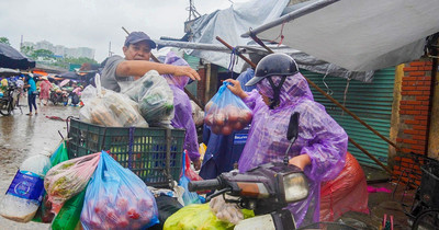 Sau bão rau xanh tăng giá mạnh, mưa bão nhiều tiểu thương nghỉ bán