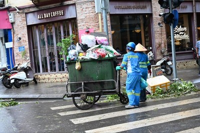 Công nhân môi trường Hà Nội nỗ lực thu dọn vệ sinh đường phố sau bão số 3