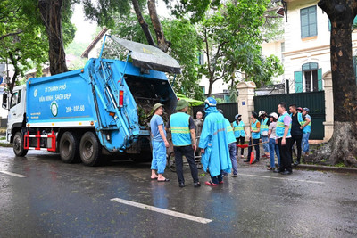 Công ty Môi trường đô thị Hà Nội huy động 100% công nhân dọn vệ sinh môi trường sau bão số 3