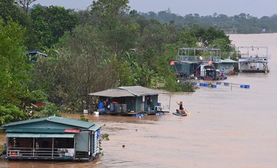 Nước sông Hồng dâng sát mức báo động, người dân khốn khổ chạy lũ