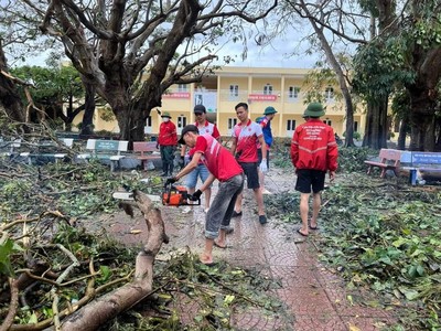 Thanh niên tình nguyện khắp nơi hỗ trợ Hải Phòng khắc phục hậu quả bão số 3