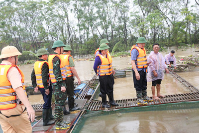 Phó Thủ tướng Thường trực Chính phủ Nguyễn Hòa Bình kiểm tra công tác phòng chống lụt bão tại Hà Nam